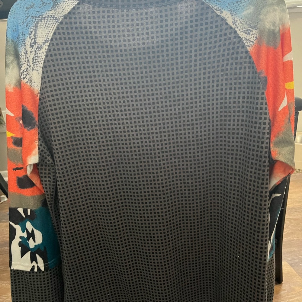 Grey long sleeve shirt with pattern